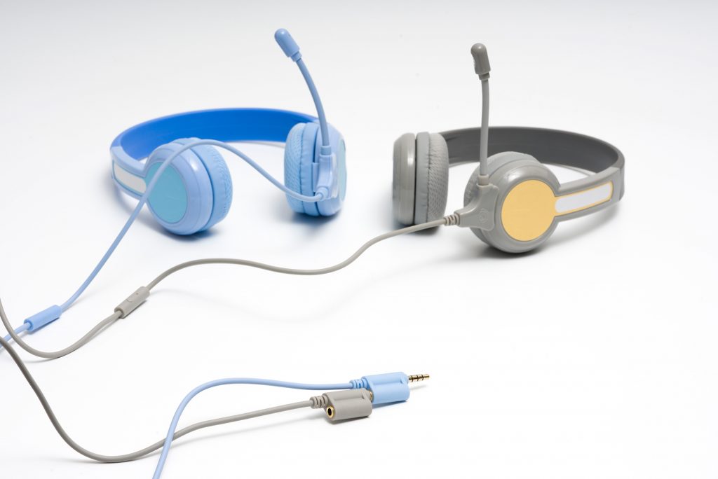 A pair of headphones

Description automatically generated with low confidence